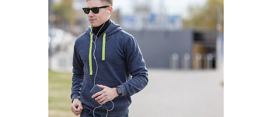 Il confine tra abbigliamento tecnico e moda quotidiana nel 2026 è sempre più sottile. Guarda questi capi in pronta consegna