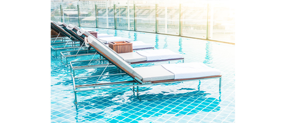 Arredare il bordo piscina materiali resistenti alla salsedine e al cloro